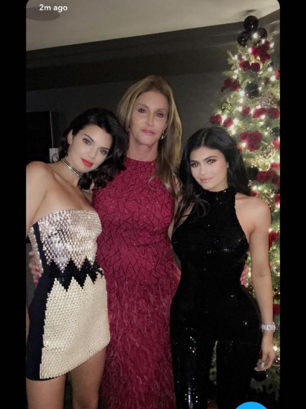 Caitlyn Jenner berada diantara kedua putrinya, Kendall dan Kylie Jenner. (via. Snapchat)