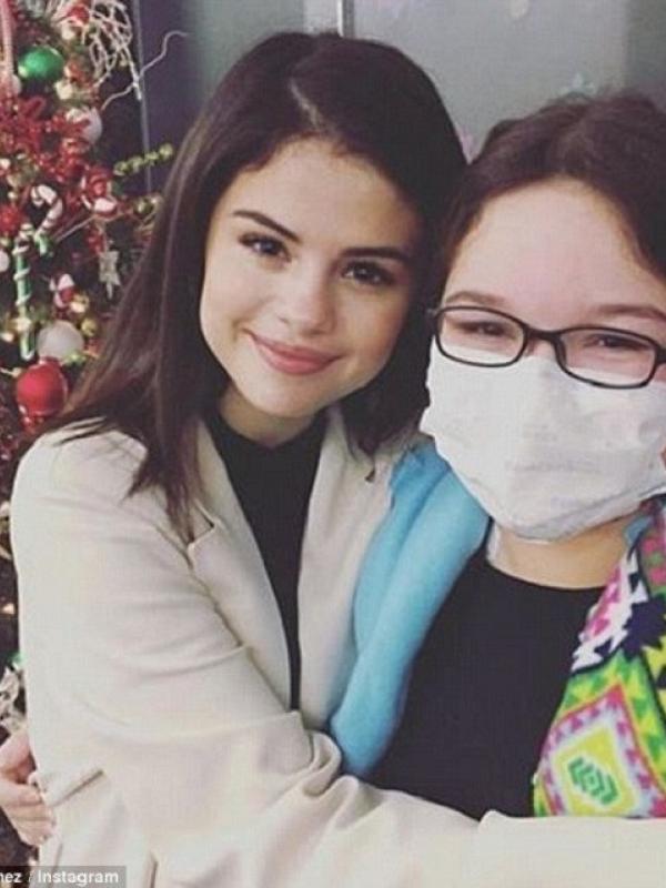 Selena Gomez merayakan Natal dengan mengunjungi pusat pediatrik di Texas. (Foto. Dailymail)