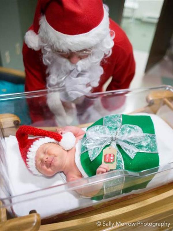 Bayi-bayi di ruang NICU didandani seperti kado untuk merayakan Natal bersama orangtuanya. (Foto: today.com)