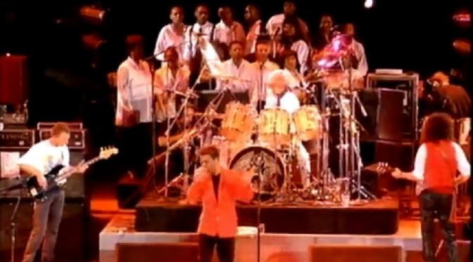 George Michael saat membawakan lagu Queen 'Somebody to Love' di tahun 1992. foto: youtube