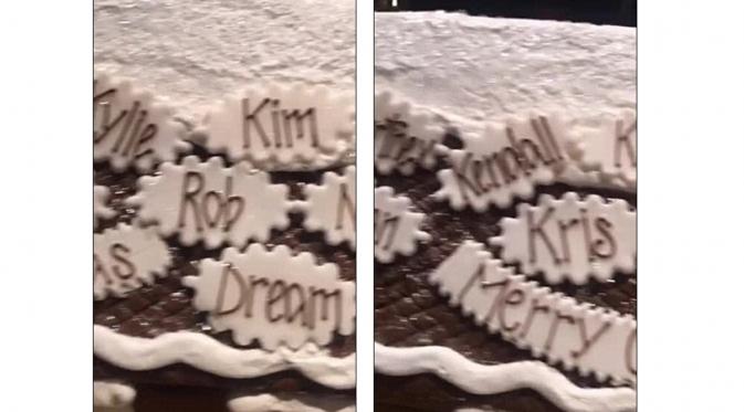 Kue Natal yang menjadi ciri khas tertulis beberapa nama keluarga Kardashian-Jenner, kecuali Bruce atau Caitlyn.