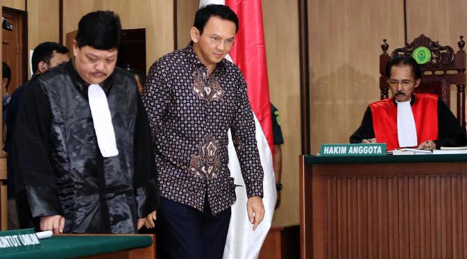 Terdakwa kasus dugaan penistaan agama Basuki Tjahaja Purnama (Ahok) memasuki ruang sidang lanjutan di PN Jakarta Utara, Selasa (26/12). Persidangan ketiga ini beragenda pembacaan putusan sela oleh majelis hakim. (Liputan6.com/Bagus Indahono/Pool)