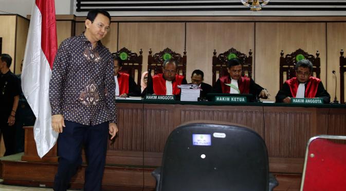 Terdakwa kasus dugaan penistaan agama Basuki Tjahaja Purnama (Ahok) berjalan menuju kursi terdakwa untuk menjalani sidang lanjutan di PN Jakarta Utara, Selasa (26/12). Ahok hadir untuk mendengar putusan sela hakim. (Liputan6.com/Eko Siswono Toyudho/Pool)