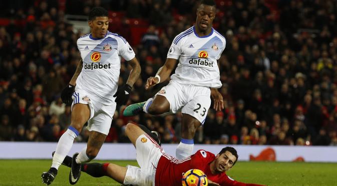 Henrikh Mkhitaryan jatuh bangun saat berhadapan dengan Sunderland. (Reuters/Phil Noble)
