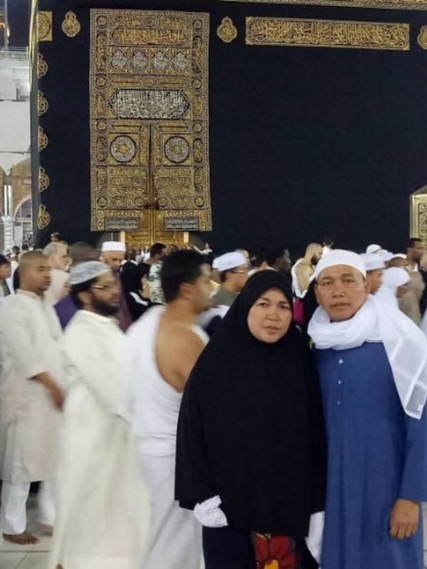 Ibunda dan ayahanda Ayu Ting Ting, Umi Khalsum dan Abdul Razak. (Instagram - @@mom_ayting92_)