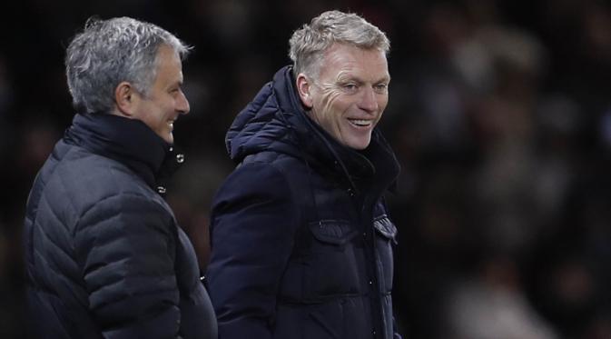 Jose Mourinho (kiri) sempat bercanda dengan pelatih Sunderland, David Moyes di laga Boxing Day, Senin (26/12/2016). (Reuters/Lee Smith)