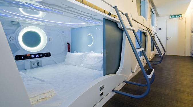 Kamar kapsul yang memiliki fasilitas lengkap serta desain interior unik menyerupai ruang kabin di pesawat luar angkasa (mycube.com.my)