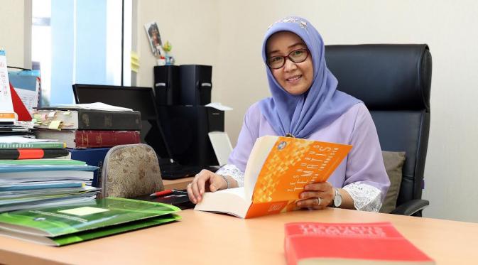 Kepala Bidang Pengembangan Badan Pengembanga dan Pembinaan Bahasa, Dora Amalia, saat wawancara khusus dengan Liputan6.com di Jakarta, Selasa (20/12). (Liputan6.com/HelmiFithriansyah)