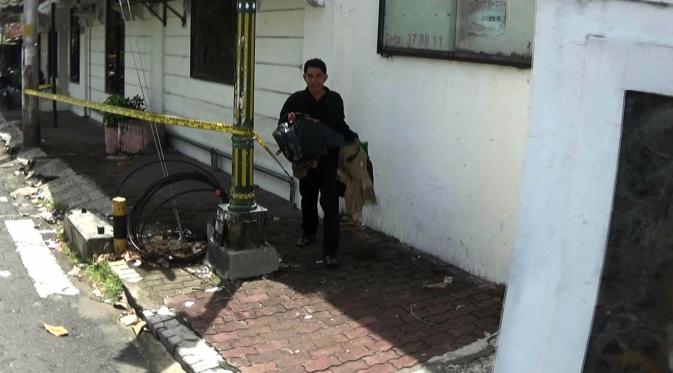 Warga Yogyakarta dihebohkan penemuan helm berikut dua tas diduga berisi bom di depan Kantor Kadin DIY. (Liputan6.com/Switzy Sabandar)