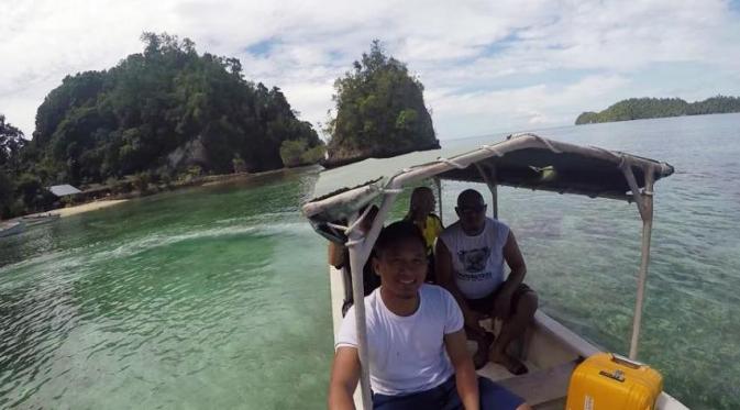 Rudy Eka Priyambada bersama staf Celebest FC menikmati keindahan alam di berbagai daerah di Sulawesi Tengah seperti di Pulau Togian ini. (Bola.com/Dok. Pri)