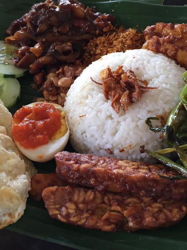 Nasi Campur, makanan khas Bali. (screwpinekitchen/Instagram)