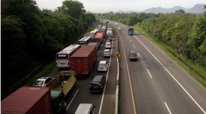 Kemacetan masih terjadi di Tol Cipularang karena pengalihan bus dan truk masuk arteri Purwakarta, Rabu (28/12/2016). (Liputan6.com/Abramena)