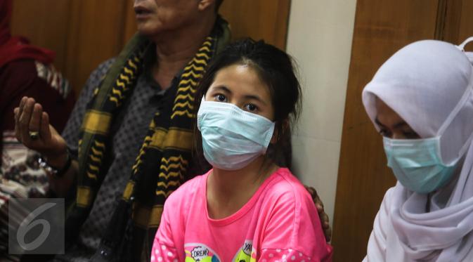 Zanette Kalila Azaira (13), menghadiri salat jenazah tiga korban pembunuhan Pulomas di Masjid At Taubah, Pulomas, Kayuputih, Jakarta, Rabu (28/12). Zanette merupakan satu dari lima yang selamat atas pembunuhan sadis Pulomas. (Liputan6.com/Faizal Fanani)