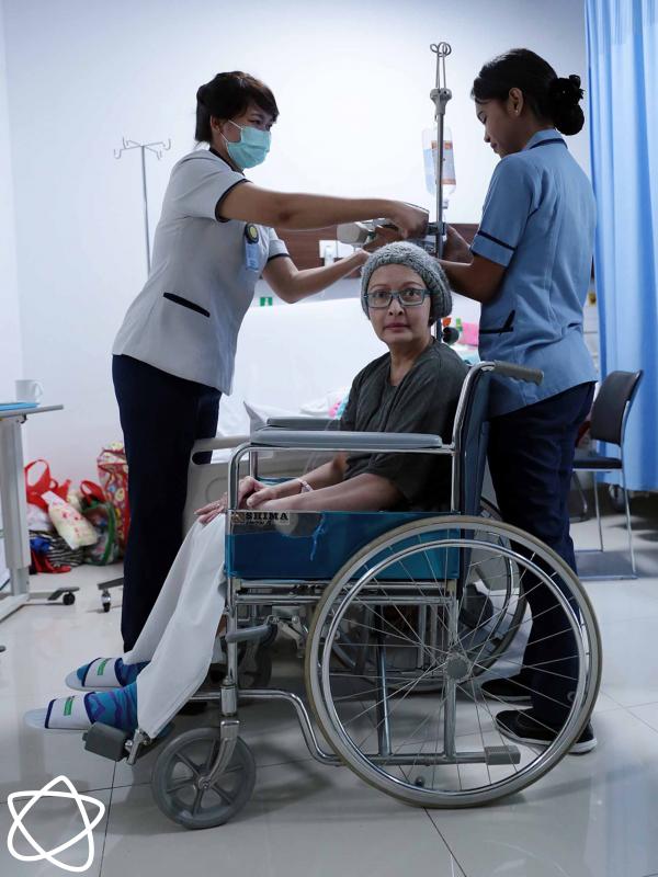 Yana Zein harus dibantu perawat saat berpindah dari ruang perawatan ke ruang yang lain di RS Siloam TB Simatupang, Lebak Bulus, Jakarta Selatan. (Deki Prayoga/bintang.com)