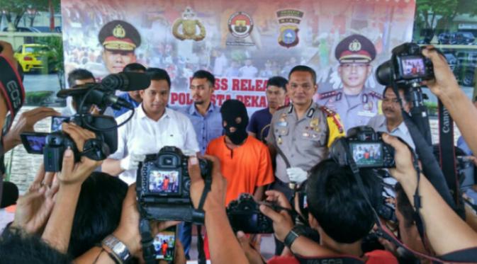 Mahmudi, pelaku pembunuh istrinya sendiri, ditangkap Opsnal Satuan Reserse Kriminal Polresta Pekanbaru. (Liputan6.com/M. Syukur)