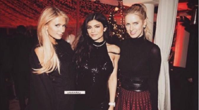 Paris Hilton bersama adiknya Nicky dan Kylie Jenner. (Instagram/parishilton)