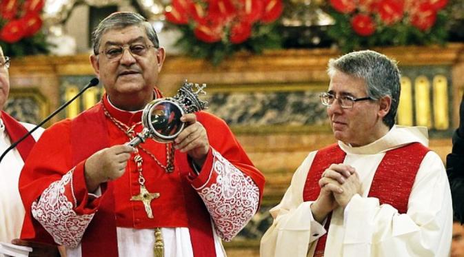 Ritual kejaiban darah Santo Januarius atau yang juga dikenal sebagai San Gennaro (Reuters)