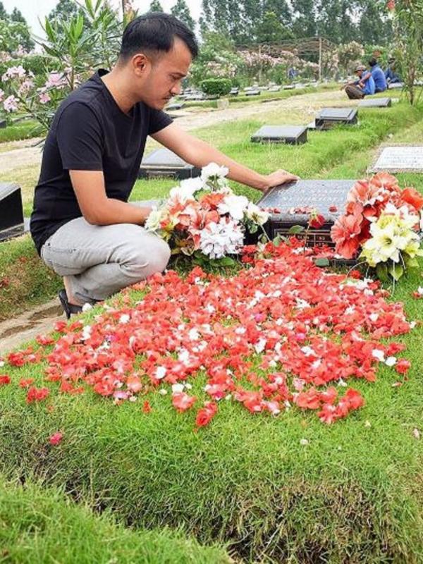 Ruben Onsu berziarah ke makam Olga Syahputra (Instagram/@ruben_onsu)