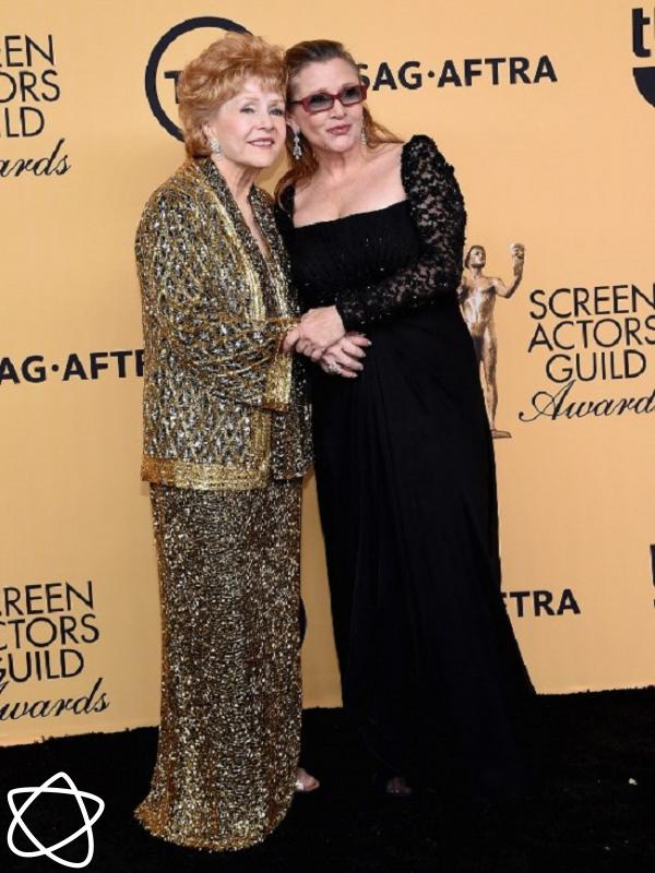 Carrie Fisher bersama ibunya Debbie Reynolds yang meninggal sehari setelah kepergian putrinya. (AFP/Bintang.com)