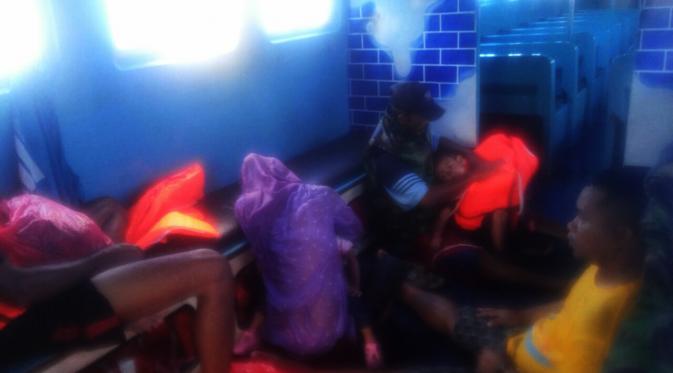 Seluruh penumpang dan ABK terjun ke laut setelah kapal mereka mengalami mati mesin di perairan Halmahera Barat, Malut. (Liputan6.com/Hairil Hiar)