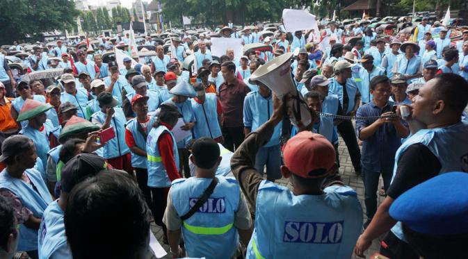 Ratusan penarik becak menolak keberadaan ojek motor berbasis online beroperasi di Solo, Jawa Tengah. (Liputan6.com/Fajar Abrori)