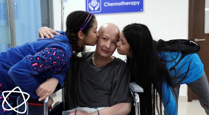 Pemain sinetron Yana Zein tak kuasa menahan air matanya ketika menceritakan penyakitnya. Kesedihan mendalam akibat kanker yang dideritanya hingga menghabiskan biaya tak sedikit. (Deki Prayoga/Bintang.com)
