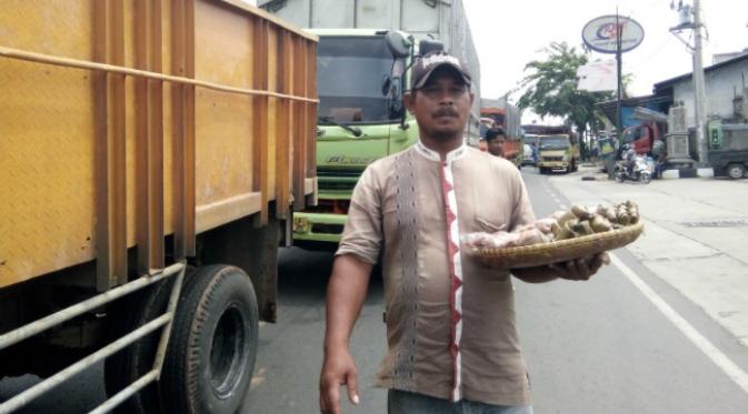 Kemacetan di Purwakarta rupanya membawa berkah bagi pedagang asongan di sekitar lokasi. (Liputan6.com/Abramena)