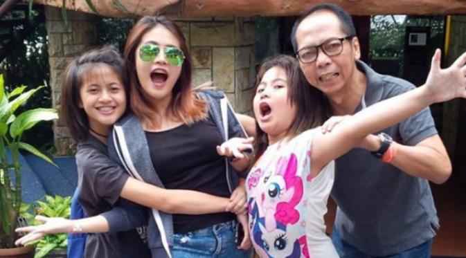 Dalam foto kebersamaan korban Pulomas semasa hidupnya ini terlihat bagaimana Dodi Triono sangat mencintai anak-anaknya. (Foto: Instagram Dodi Triono)
