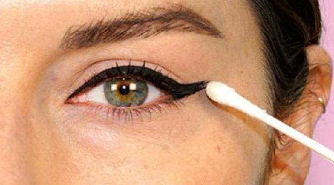 Trik Memakai Eyeliner. (Foto: Glamour.com)