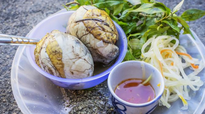 Balut atau telur berisi embrio bebek yang berasal dari Filipina ini dikenal sebagai kuliner ekstrim di dunia. Berani coba? (shutterstock.com)