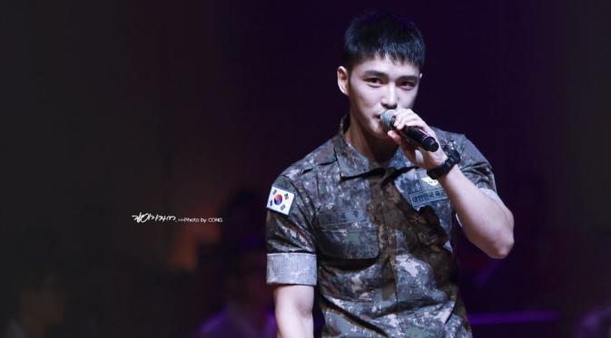 Pulang dari wajib militer, Kim Jaejong mengaku tak lagi familiar dengan alat-alat makeup. (Foto: Pinterest)