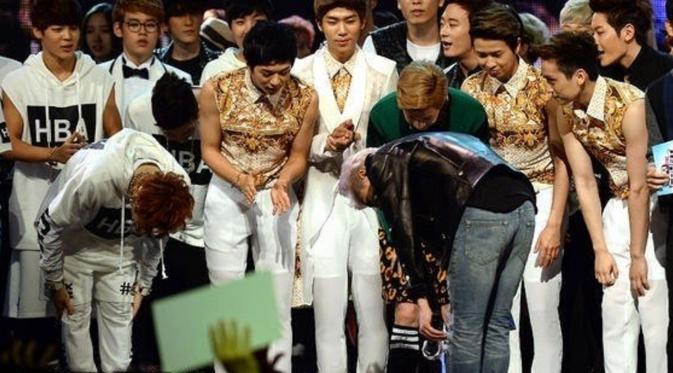 G-Dragon, pentolan Big Bang yang disebut sebagai `Folder Bow` meski bertemu juniornya di acara musik (foto: Koreaboo)