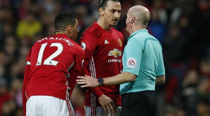 Zlatan Ibrahimovic, penyerang Manchester United (MU), memprotes keputusan wasit yang menganulir golnya ke gawang Middlesbrough. (Reuters/Jason Cairnduff)