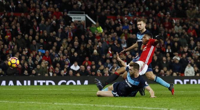 Proses gol penyeimbang Manchester United (MU) ke gawang Middlesbrough yang dicetak Anthony Martial. (Reuters / Jason Cairnduff)