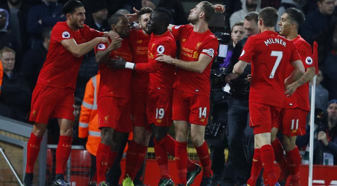 Pemain Liverpool merayakan gol yang dicetak Wijnaldum ke gawang Manchester City di Etihad Stadium. (Reuters / Phil Noble)