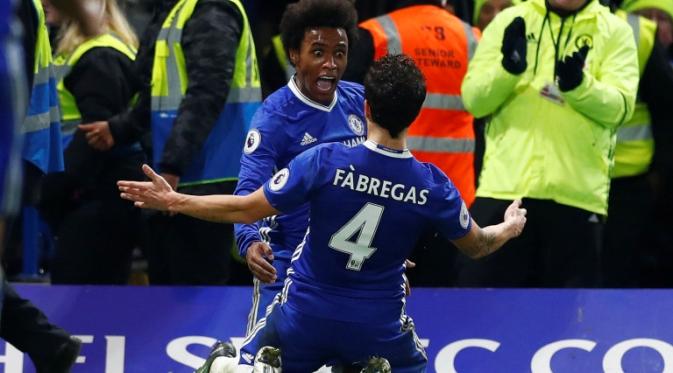 Gelandang Chelsea Cesc Fabregas merayakan gol Willian ke gawang Stoke City pada laga Premier League di Stamford Bridge, London, Sabtu (31/12/2016). (Reuters/Eddie Keogh)