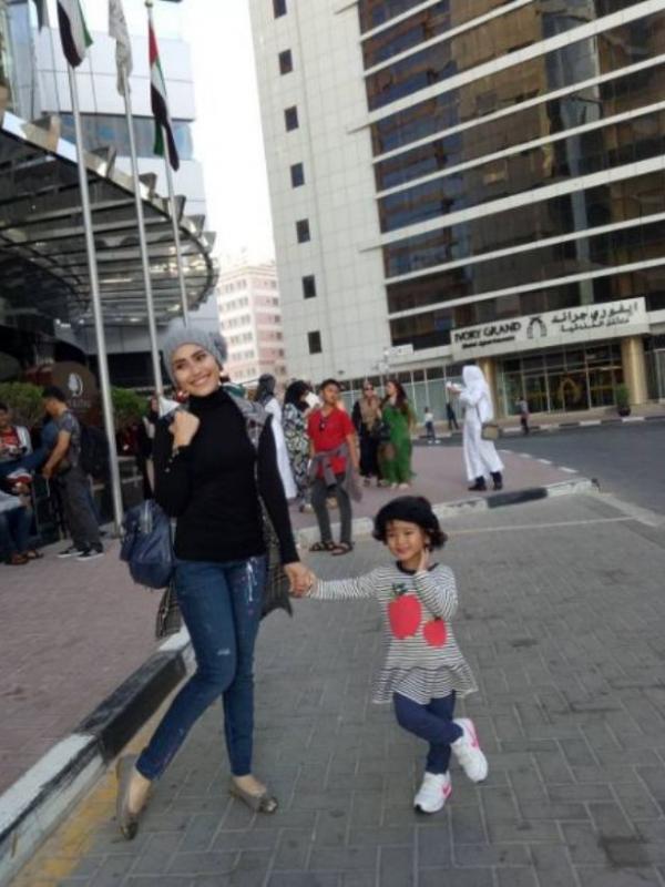 Ayu Ting Ting dan putrinya, Bilqis Khumairah Razak. (Instagram - @mom_ayting92_)