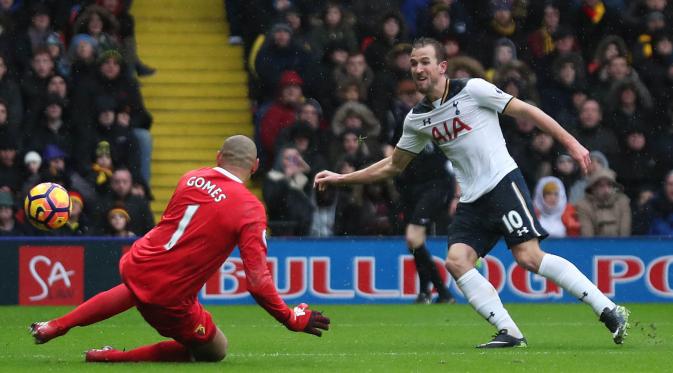Proses terjadinya gol striker Tottenham, Harry Kane, ke gawang Watford pada laga Liga Inggris di Stadion Vicarage, Inggris, Minggu (1/1/2017). (Reuters/Eddie Keogh)