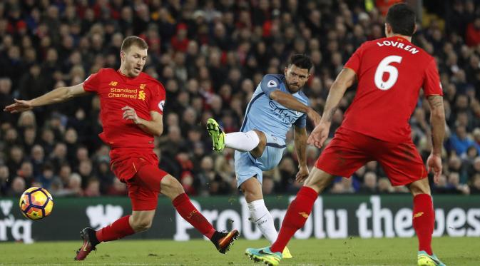 Sergio Aguero (tengah) gagal menjebol gawang Liverpool di Stadion Anfield, Desember 2016. (Reuters/Carl Recine)