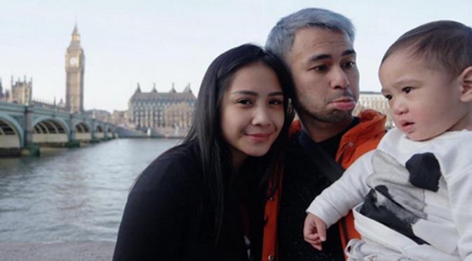 Nagita Slavina, Raffi Ahmada dan Rafathar berlibur di Inggris. (Instagram/raffinagita1717)