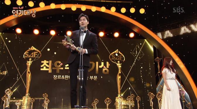 Lee Min Ho di SBS Drama Awards 2016. (via Soompi)