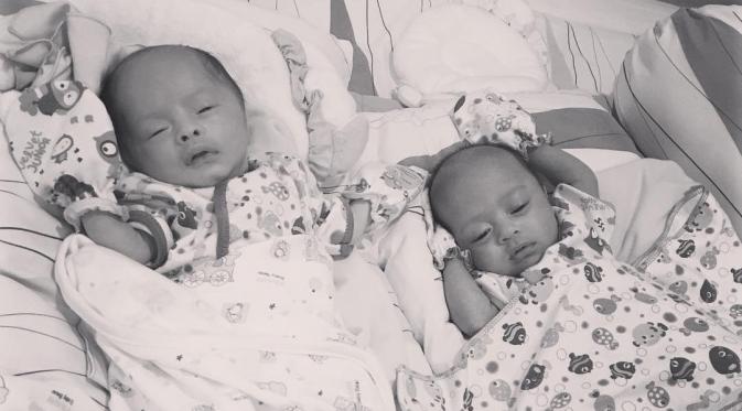 Bayi kembar Cynthia Lamusu dan Surya Saputra.