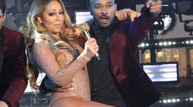 Mariah Carey dan penari latarnya (Sacramento Bee)
