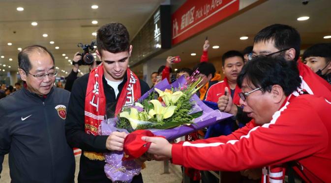 Gelandang anyar Shanghai SIPG, Oscar, saat tiba di Bandara Shanghai Pudong, Senin (2/1/2017). (AFP/STR).