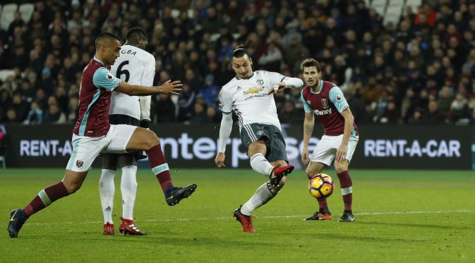 Zlatan Ibrahimovic mencetak gol kedua MU ke gawang West Ham. (Reuters / John Sibley)