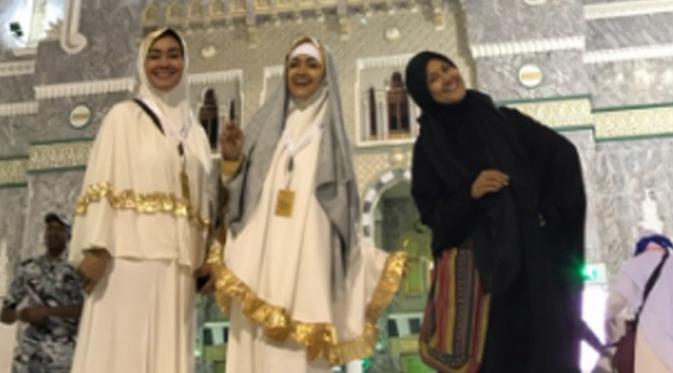 Julia Perez dan Ria Irawan bahagia, ibadah umrah telah selesai dijalankan (Foto: Instagram)