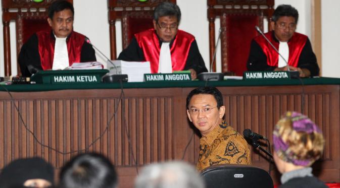 Basuki Tjahaja Purnama (Ahok) menengok ke pengunjung sidang lanjutan di Gedung Auditorium Kementerian Pertanian, Jakarta, Selasa (3/1). Sidang keempat berlangsung tertutup dan tidak boleh disiarkan langsung oleh media. (Liputan6.com/Irwan Rismawan/Pool)