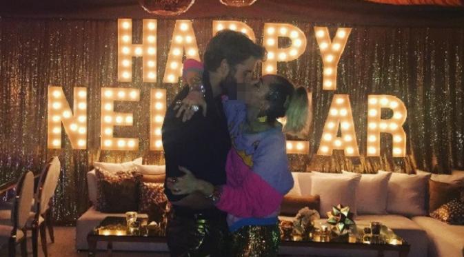 Kemesraan Miley Cyrus dan Liam Hemswworth dalam perayaan tahun baru 2017. (Instagram/mileycyrus)