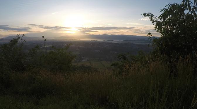 Menikmati sunrise awal tahun di puncak Gunung Sunda Sukabumi nan Indah (foto : akbarmuhibar)