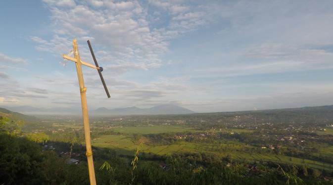 Menikmati sunrise awal tahun di puncak Gunung Sunda Sukabumi nan Indah (foto : akbarmuhibar)